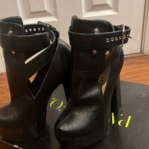 Black Platform booties 🖤